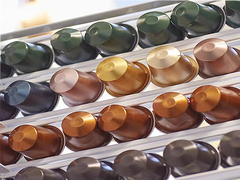 Macchina per sigillare le capsule di caffè