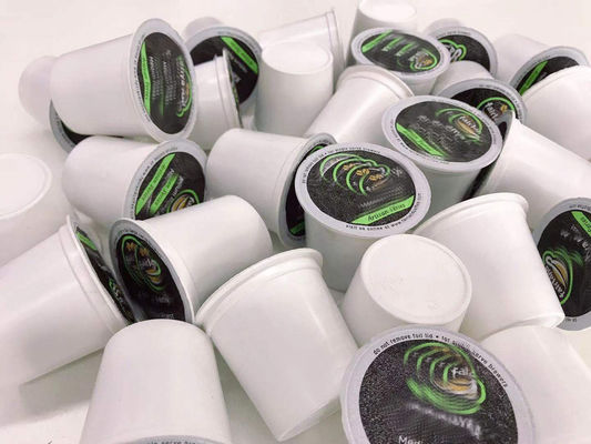 0.6Mpa macchina di riempimento di capsule di caffè a linea stretta con stazione di pulizia del bordo superiore